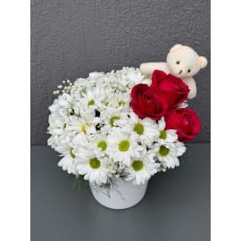 SERAMİK VAZODA BEYAZ PAPATYA,GÜL VE AYICIK ARANJMANI